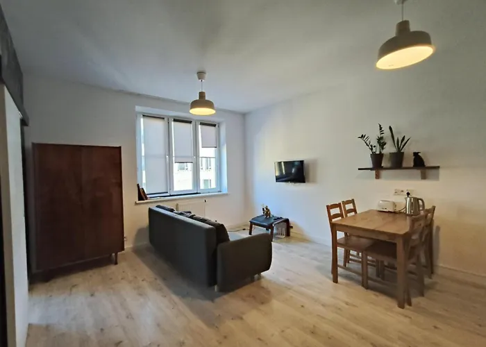 Parrot\'S Apartment